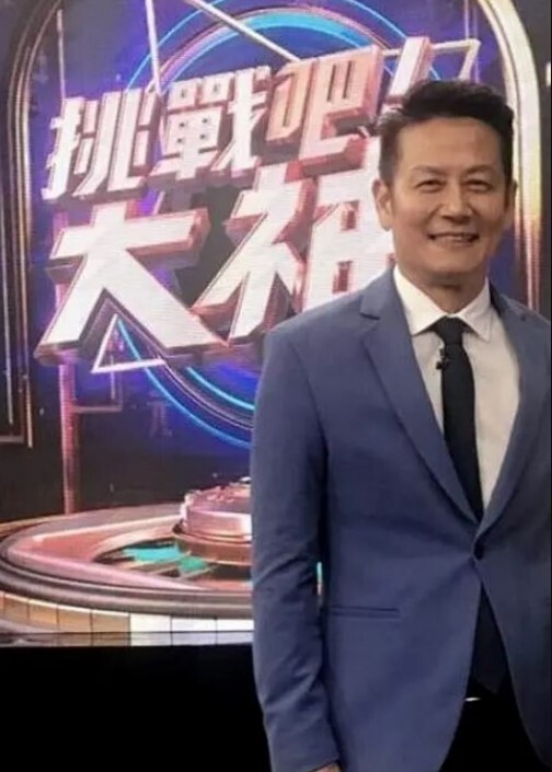 猛男草翻小母狗全程露脸丝袜情趣 - 真男人视频